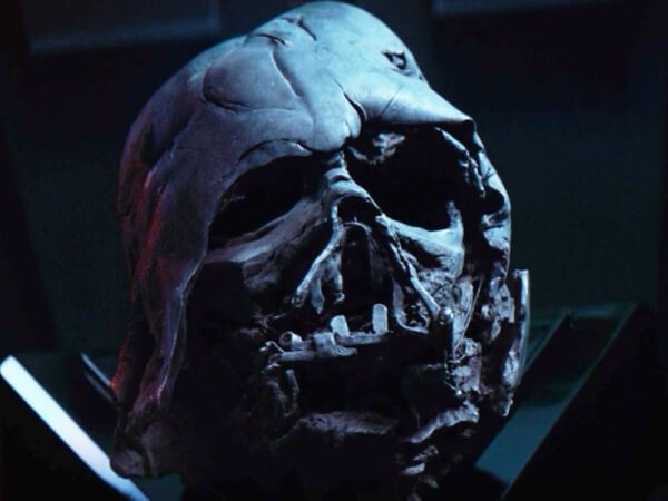 darth-vaders-melted-helmet-in-star-wars-the-force-awakens